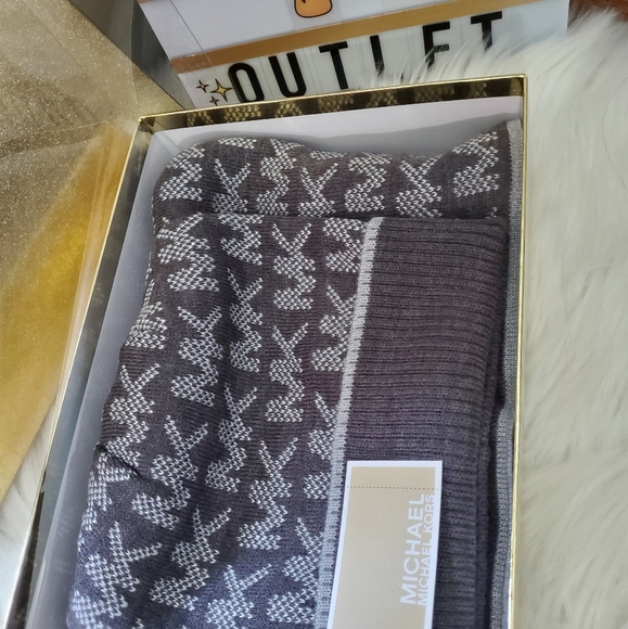 Michael Kors hat and scarf set - Picture 2 of 7